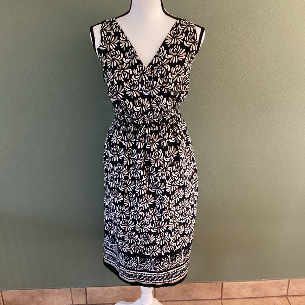 AVENUE V-Neck Midi Dress